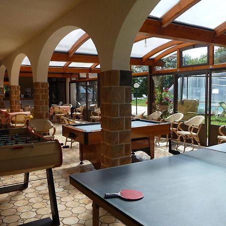 Logis La Rose Des Vents Hotel Volvic Bagian luar foto