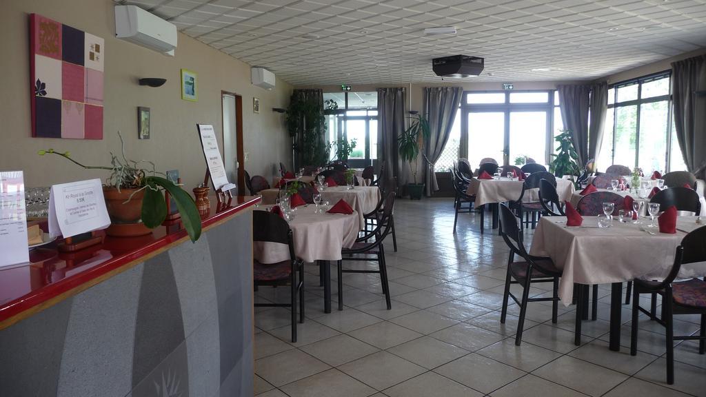 Logis La Rose Des Vents Hotel Volvic Bagian luar foto