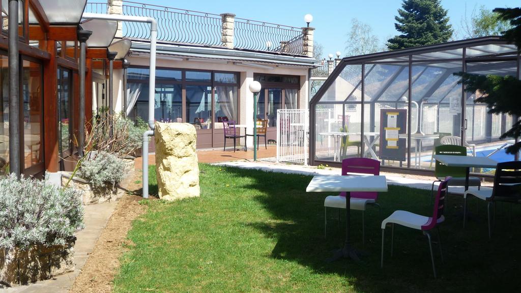 Logis La Rose Des Vents Hotel Volvic Bagian luar foto