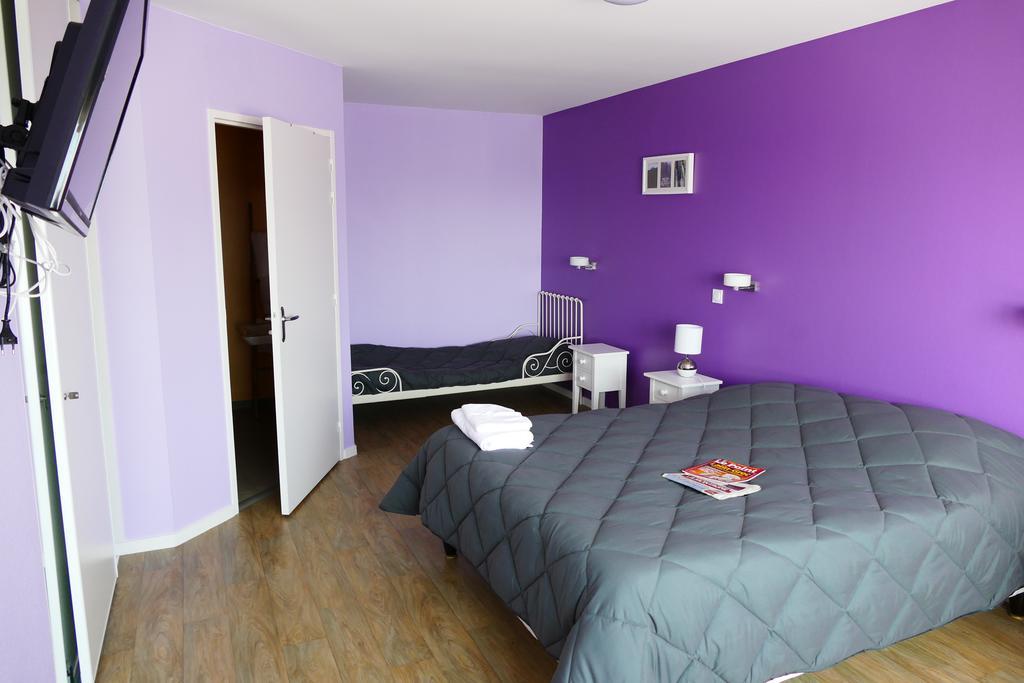 Logis La Rose Des Vents Hotel Volvic Ruang foto