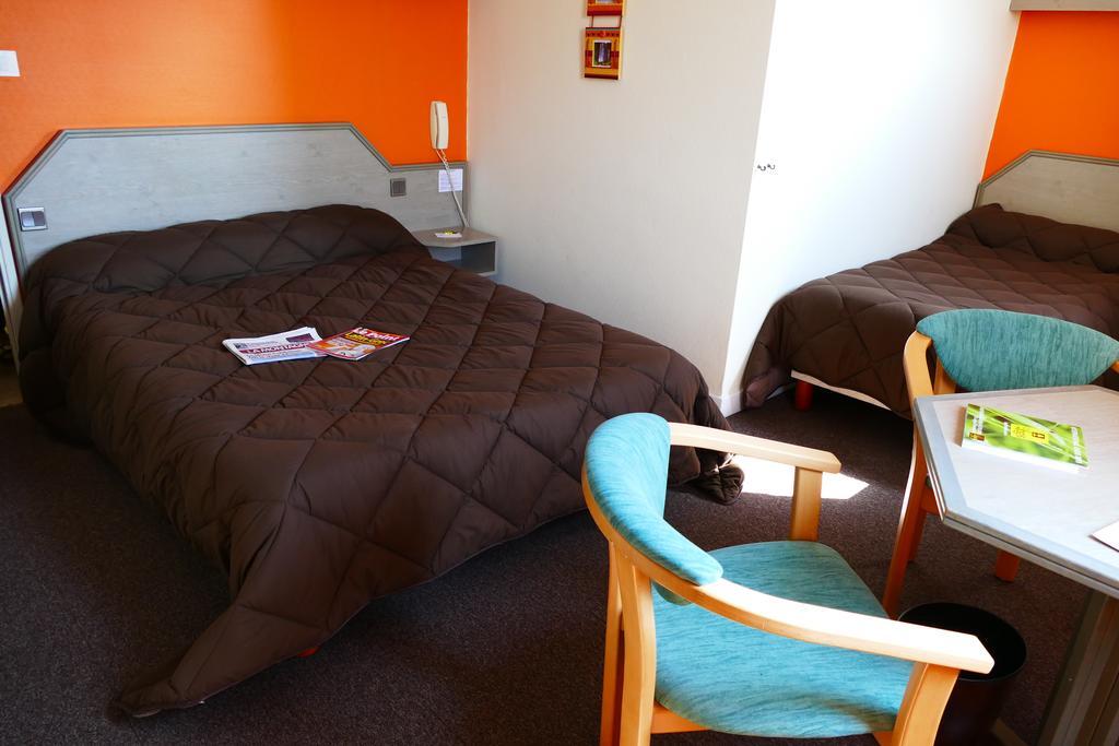 Logis La Rose Des Vents Hotel Volvic Ruang foto