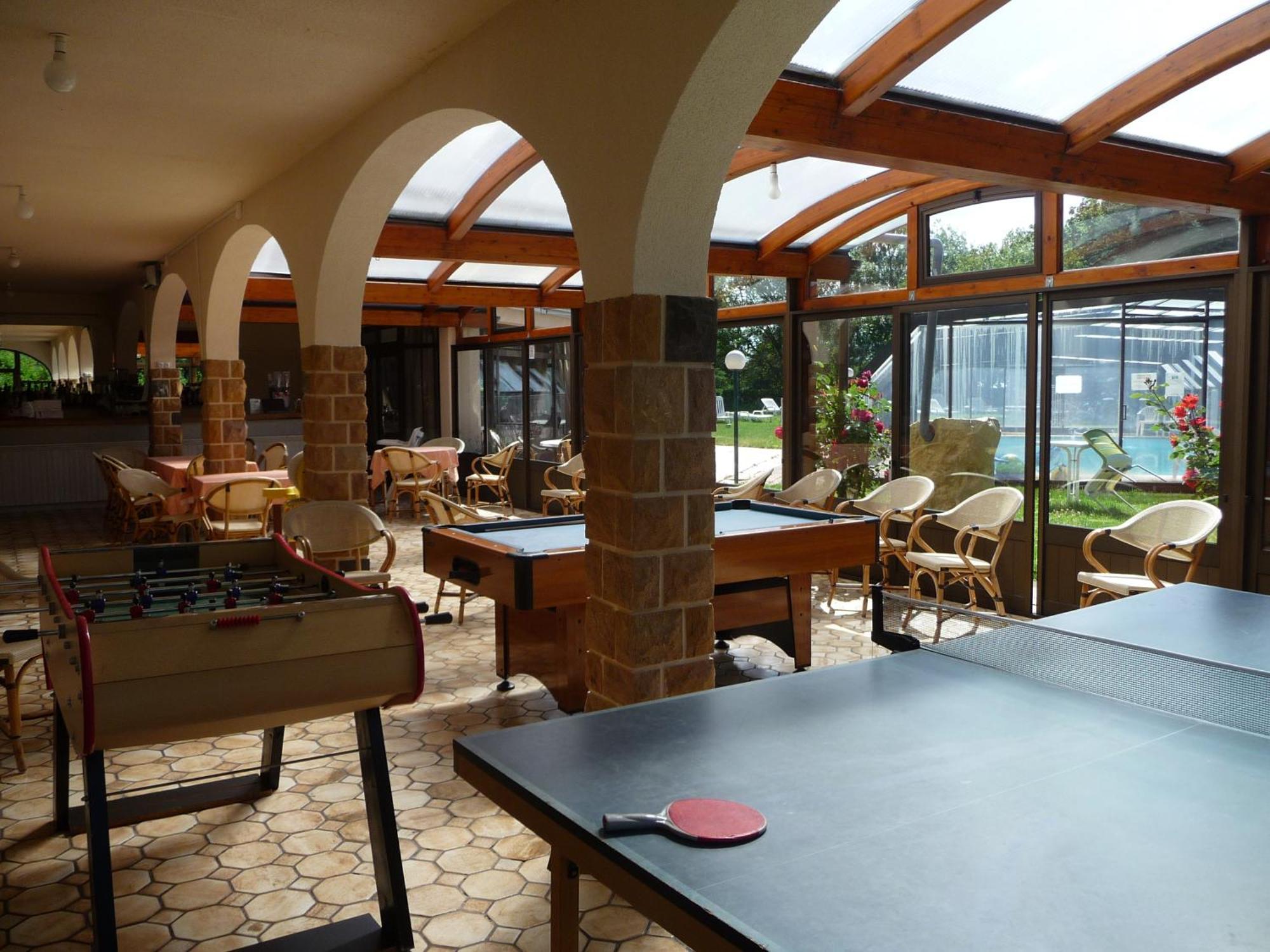 Logis La Rose Des Vents Hotel Volvic Bagian luar foto