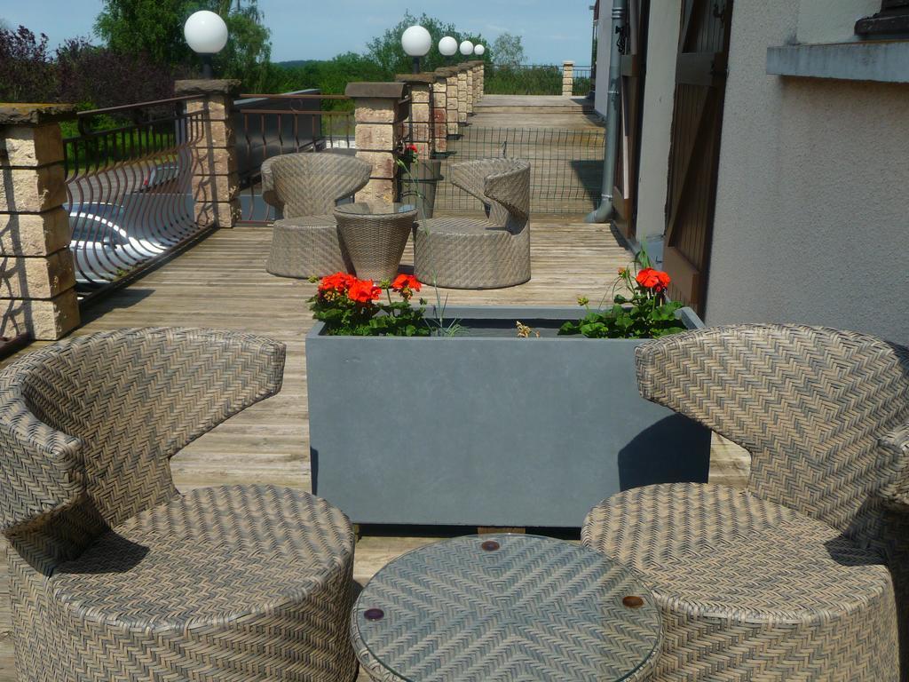 Logis La Rose Des Vents Hotel Volvic Bagian luar foto