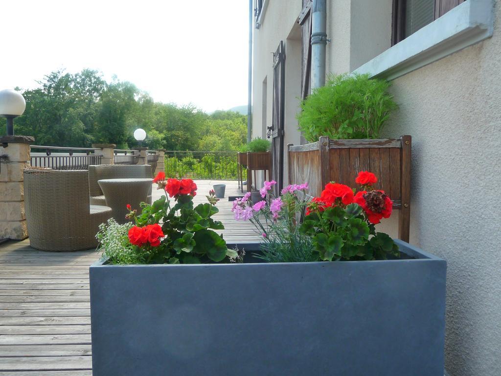 Logis La Rose Des Vents Hotel Volvic Bagian luar foto