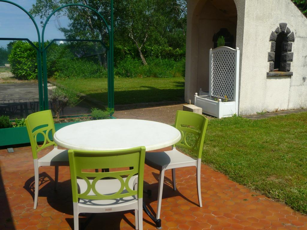 Logis La Rose Des Vents Hotel Volvic Bagian luar foto