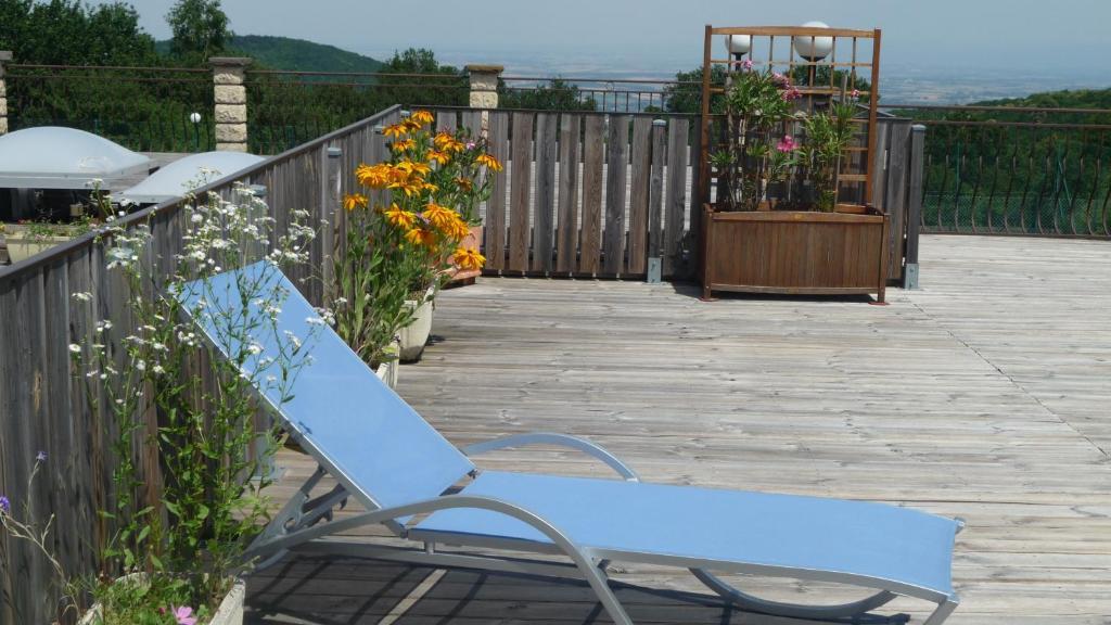 Logis La Rose Des Vents Hotel Volvic Bagian luar foto