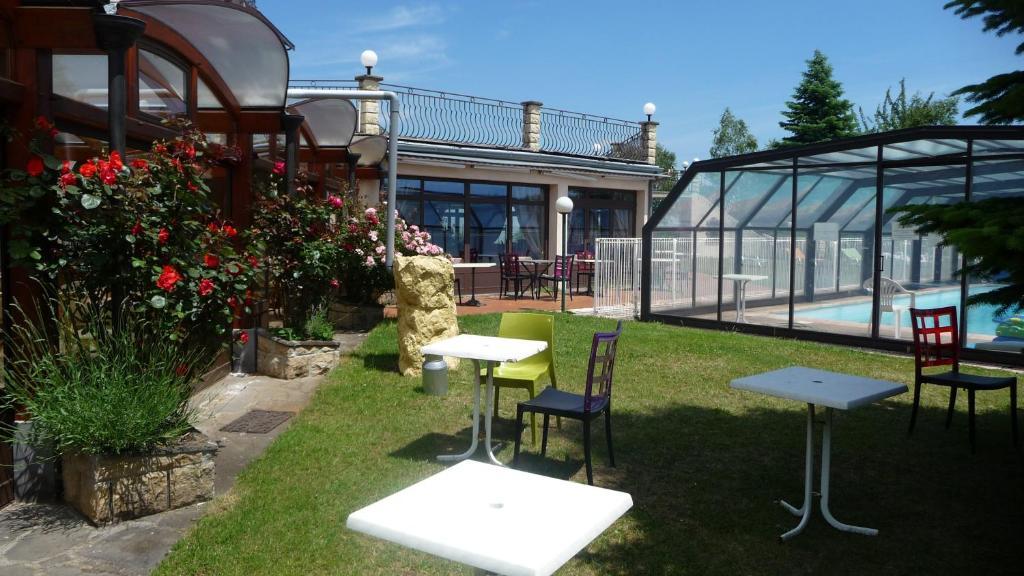 Logis La Rose Des Vents Hotel Volvic Bagian luar foto