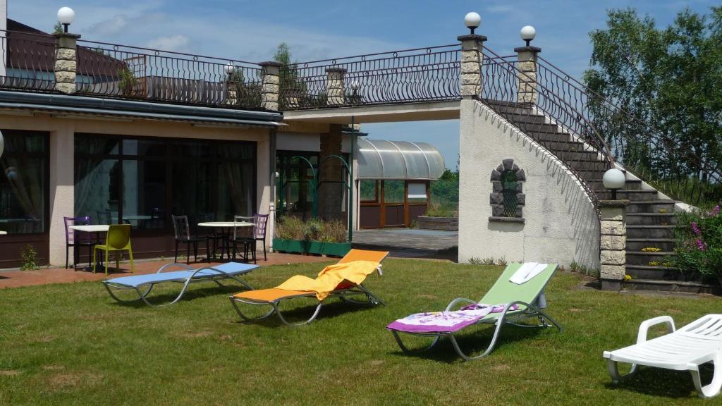 Logis La Rose Des Vents Hotel Volvic Bagian luar foto