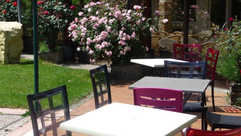 Logis La Rose Des Vents Hotel Volvic Bagian luar foto