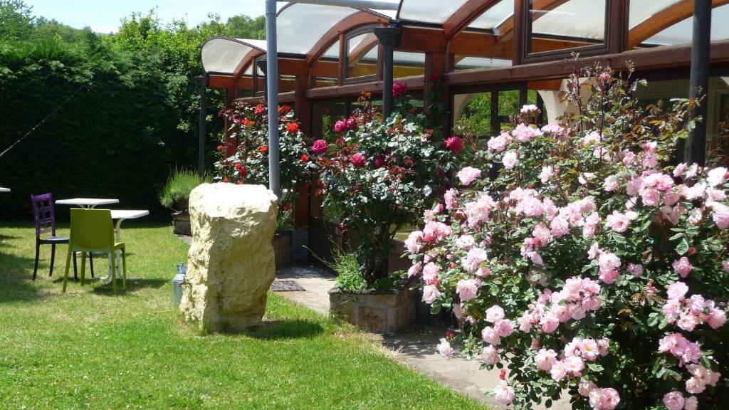 Logis La Rose Des Vents Hotel Volvic Ruang foto