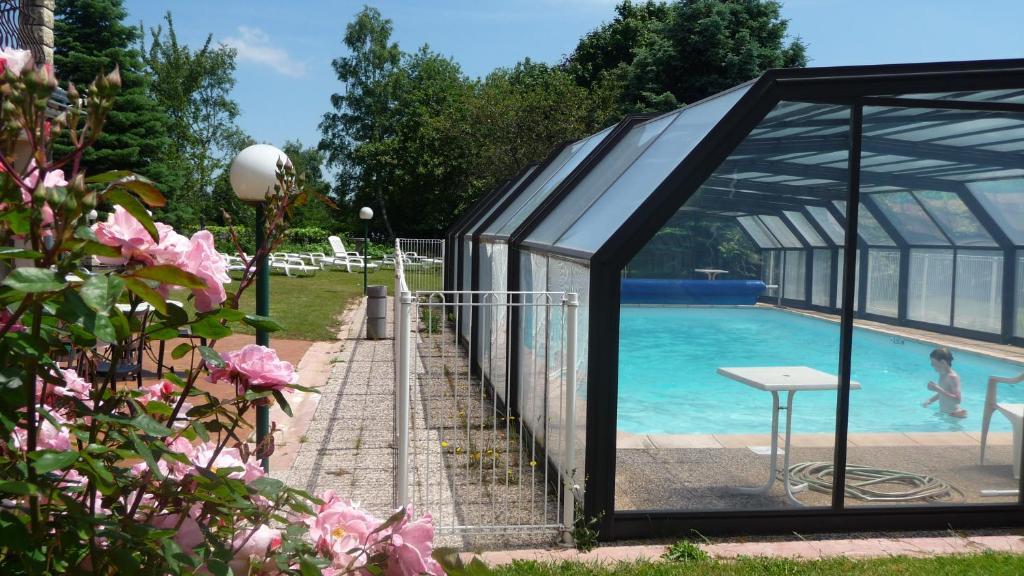 Logis La Rose Des Vents Hotel Volvic Ruang foto