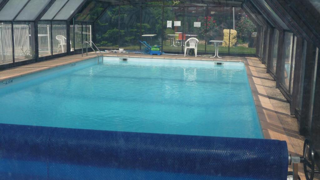 Logis La Rose Des Vents Hotel Volvic Ruang foto