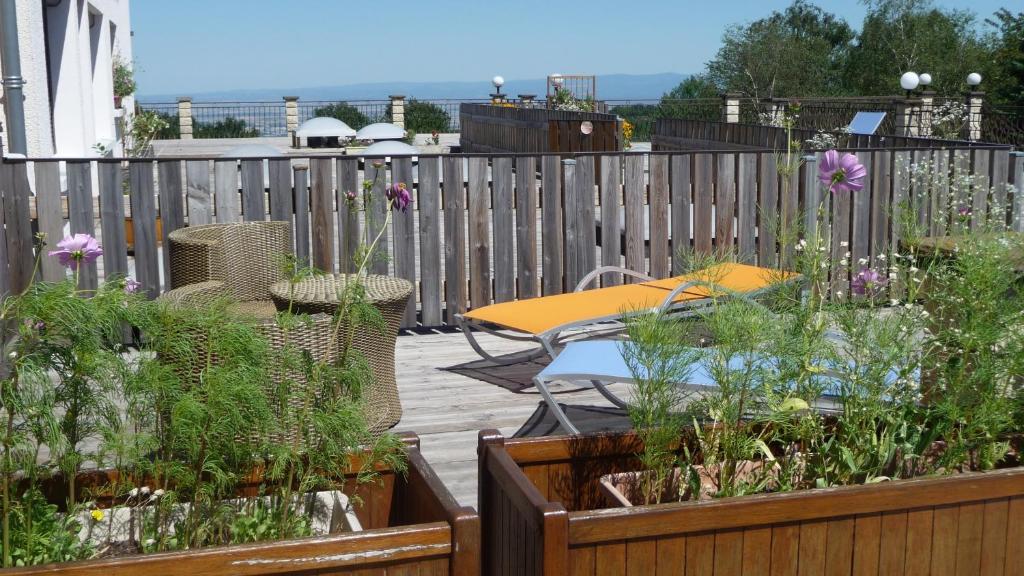 Logis La Rose Des Vents Hotel Volvic Bagian luar foto