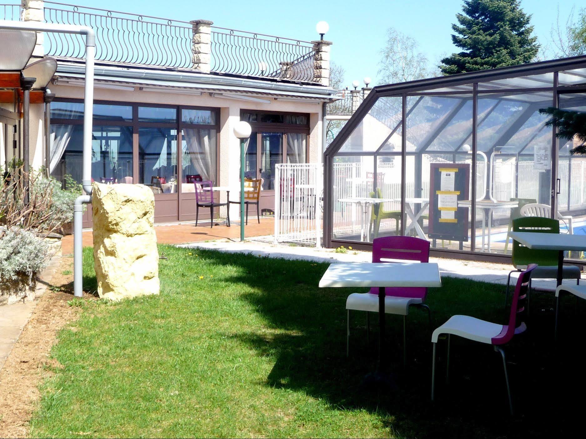 Logis La Rose Des Vents Hotel Volvic Bagian luar foto