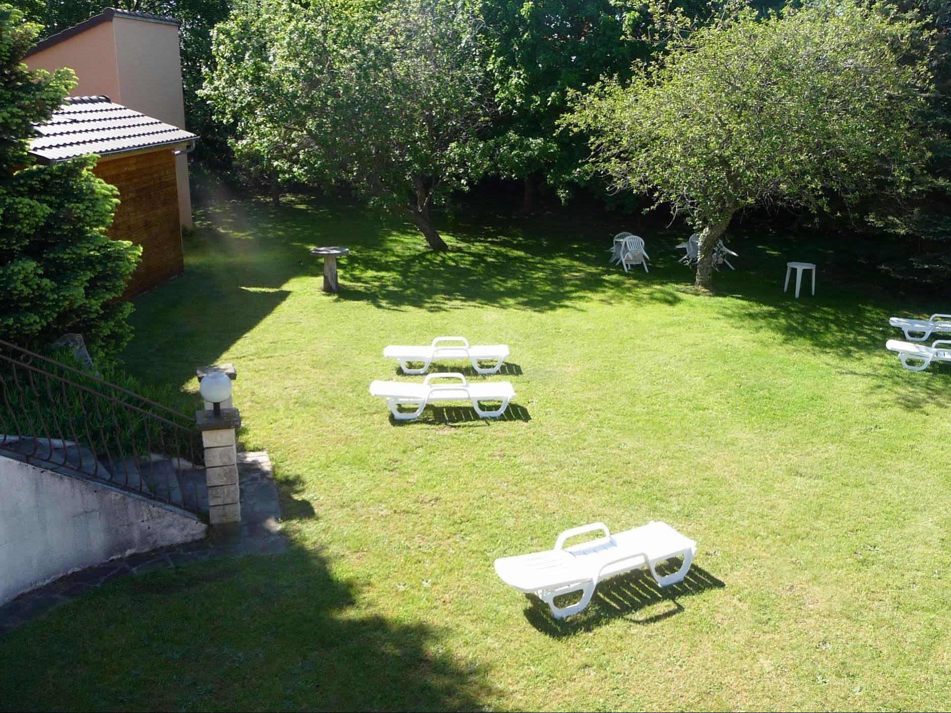 Logis La Rose Des Vents Hotel Volvic Bagian luar foto