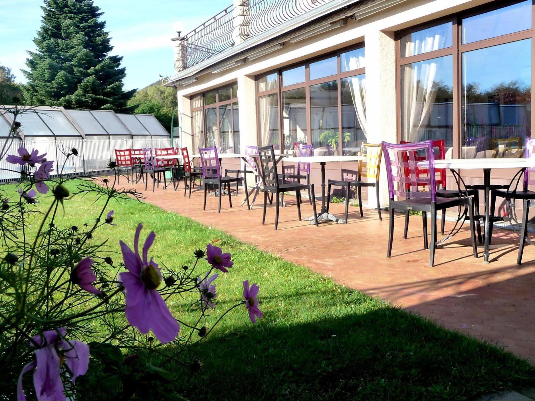 Logis La Rose Des Vents Hotel Volvic Bagian luar foto