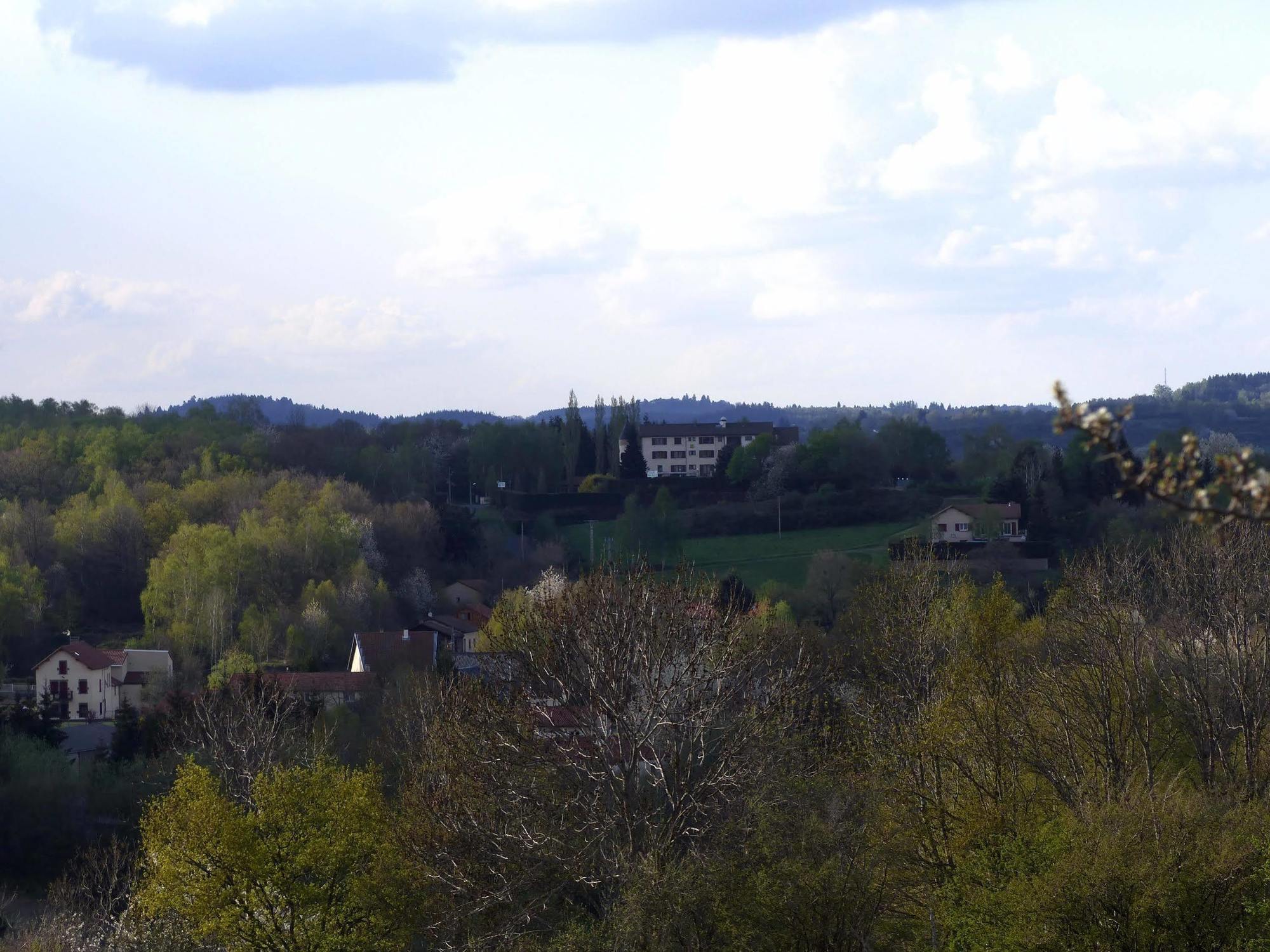 Logis La Rose Des Vents Hotel Volvic Bagian luar foto