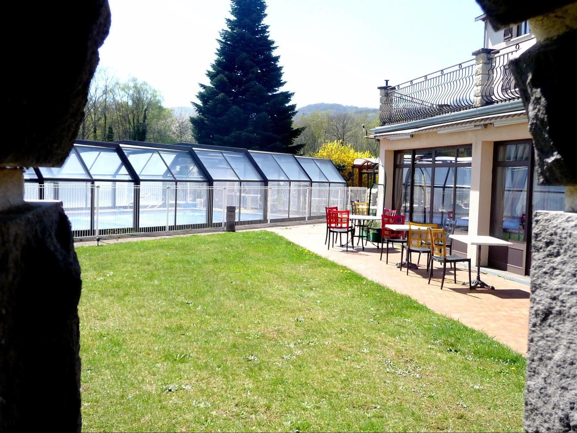 Logis La Rose Des Vents Hotel Volvic Bagian luar foto