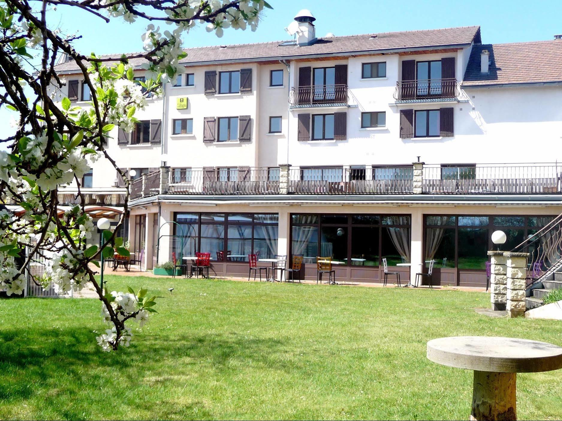 Logis La Rose Des Vents Hotel Volvic Bagian luar foto