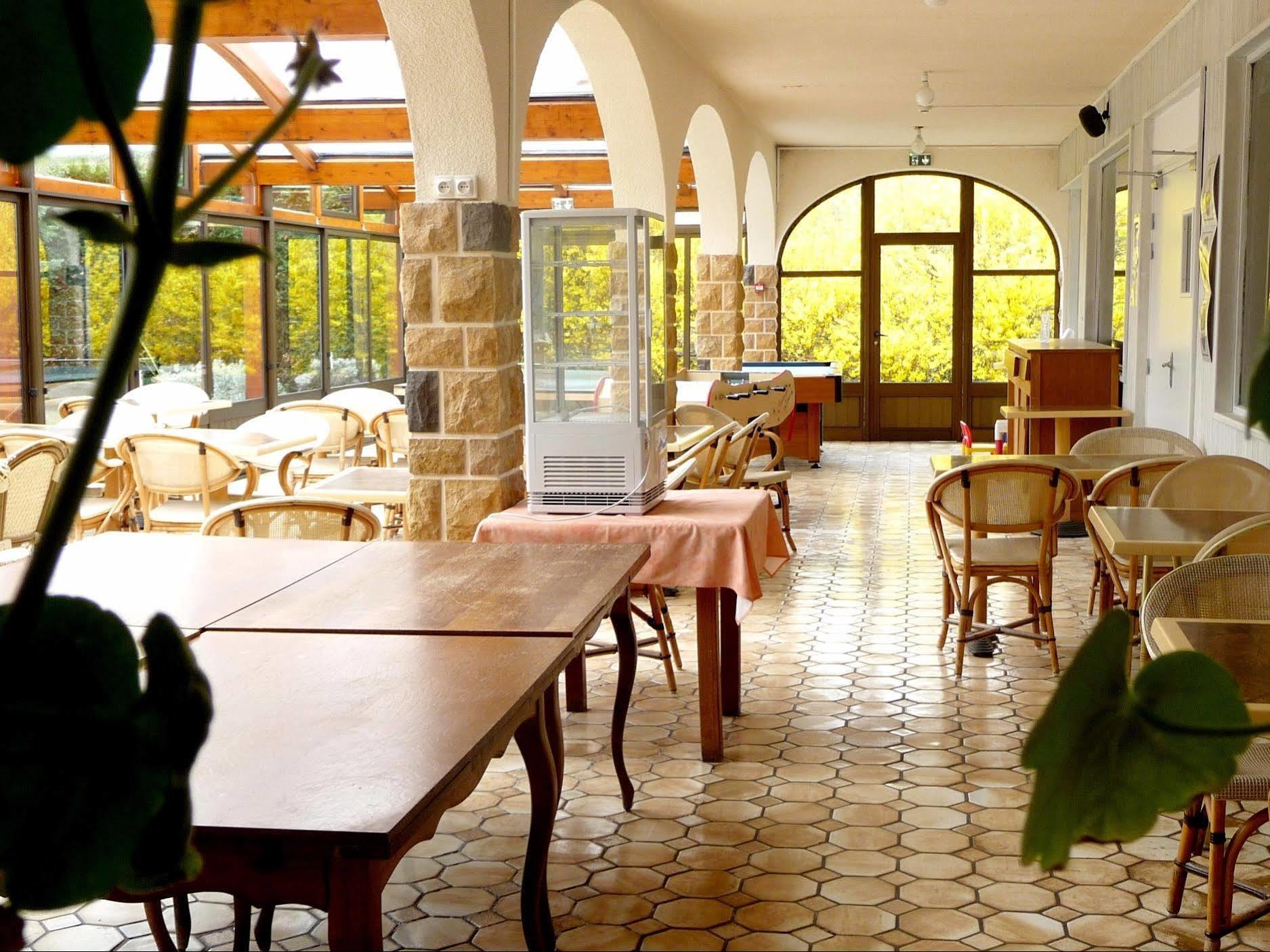 Logis La Rose Des Vents Hotel Volvic Bagian luar foto