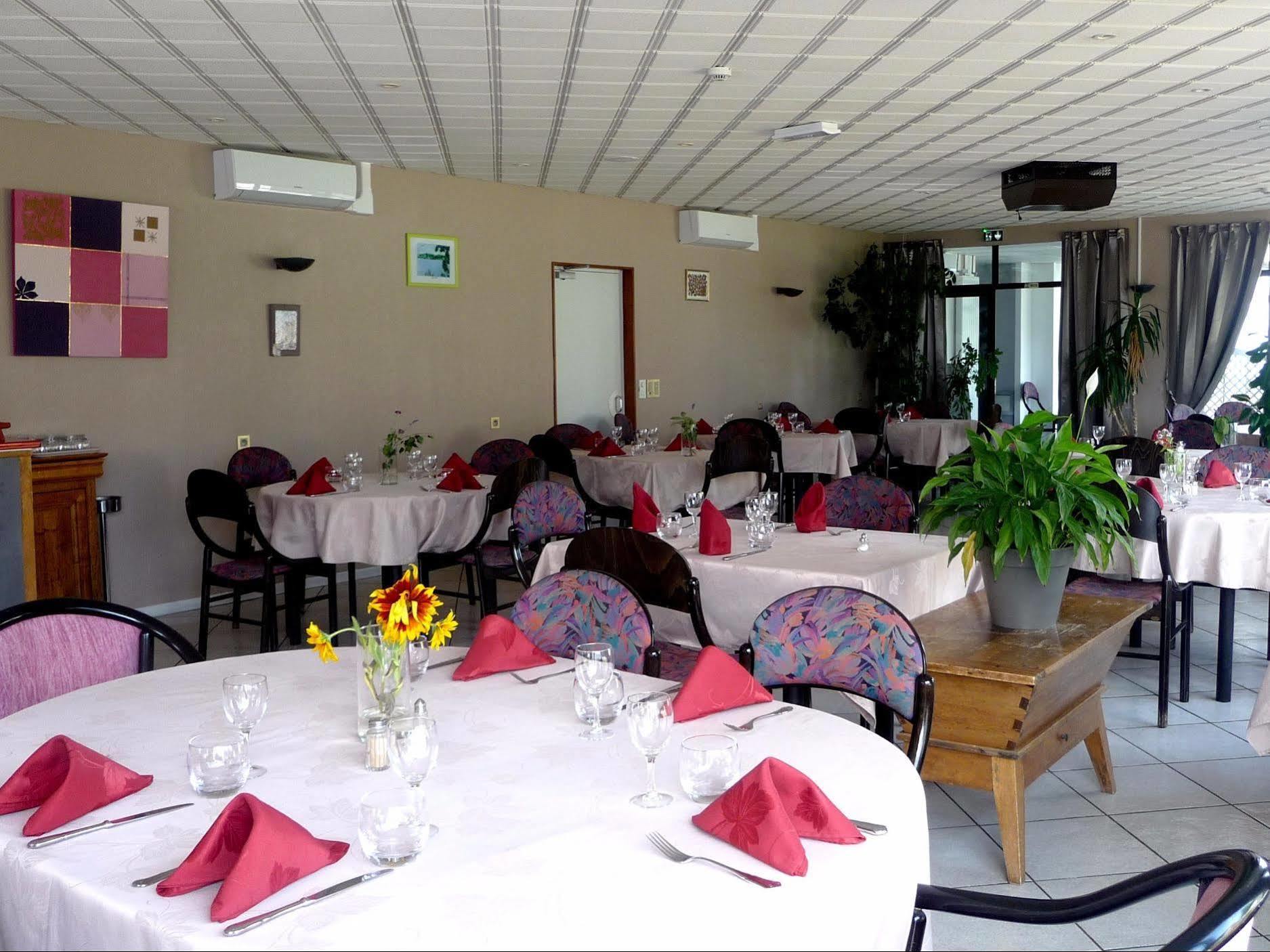 Logis La Rose Des Vents Hotel Volvic Bagian luar foto