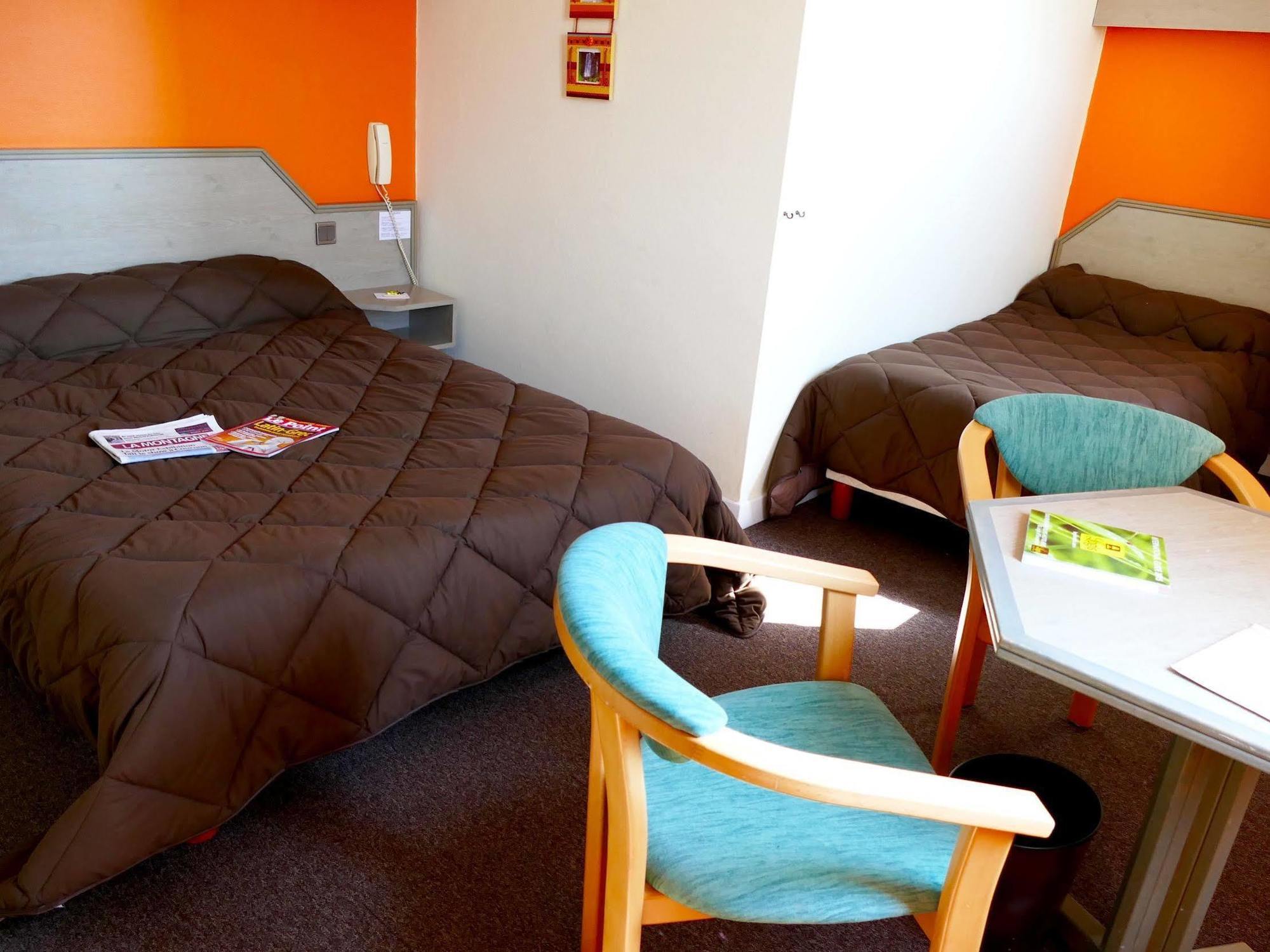 Logis La Rose Des Vents Hotel Volvic Bagian luar foto