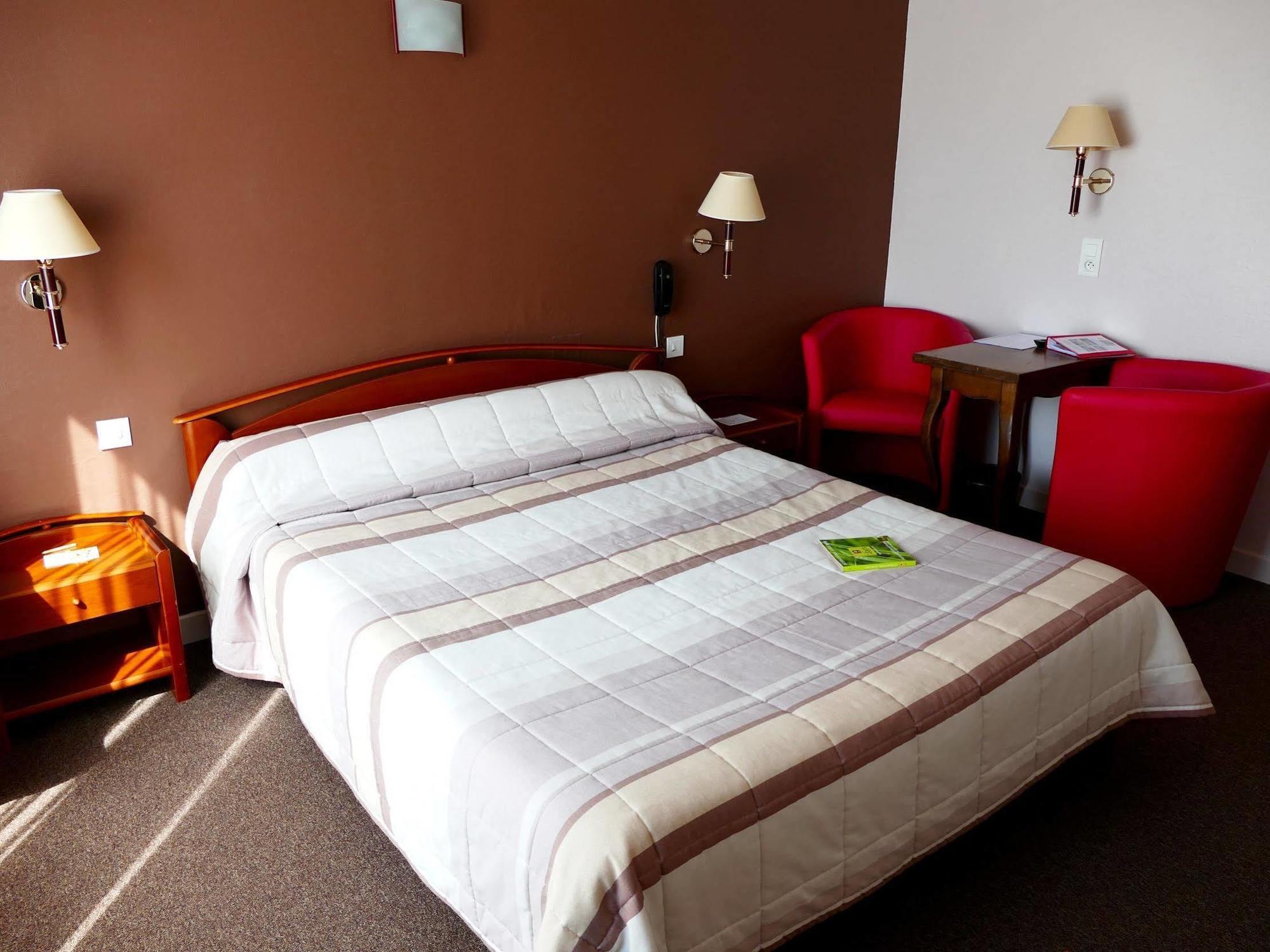 Logis La Rose Des Vents Hotel Volvic Bagian luar foto