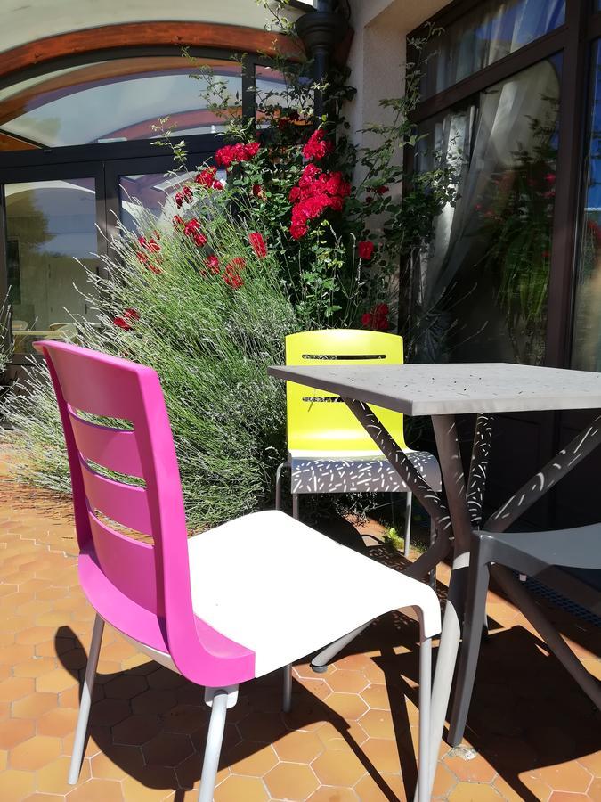 Logis La Rose Des Vents Hotel Volvic Bagian luar foto