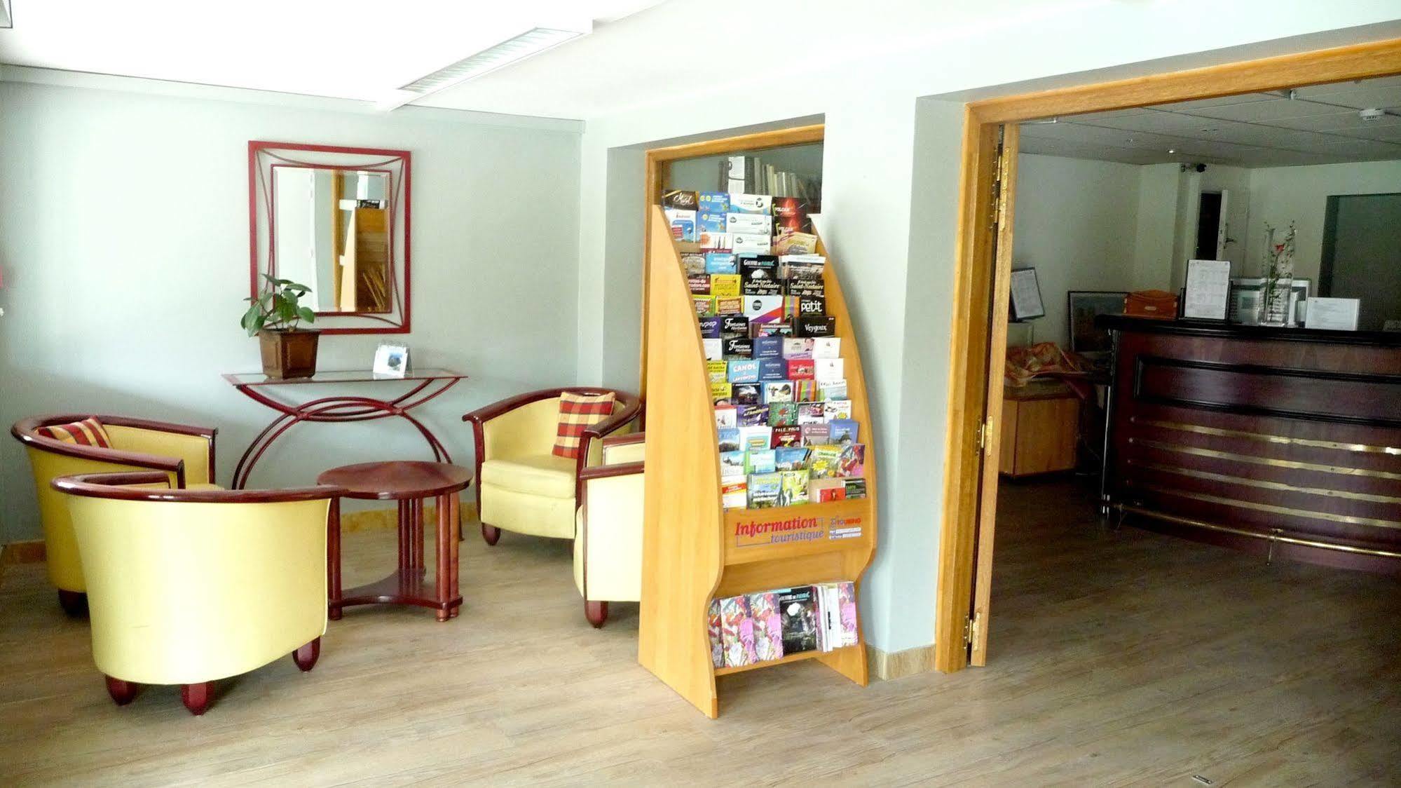 Logis La Rose Des Vents Hotel Volvic Bagian luar foto