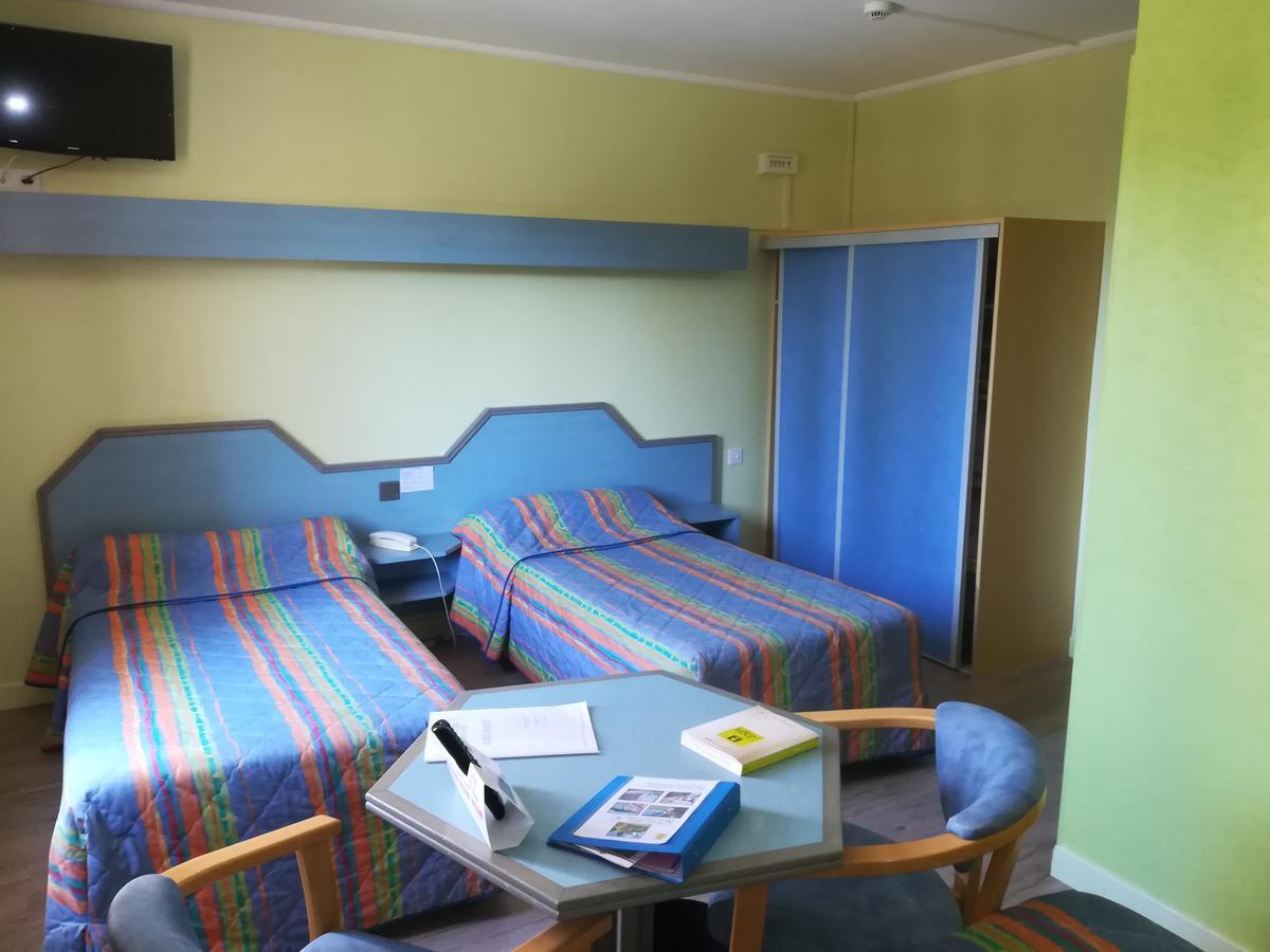 Logis La Rose Des Vents Hotel Volvic Bagian luar foto