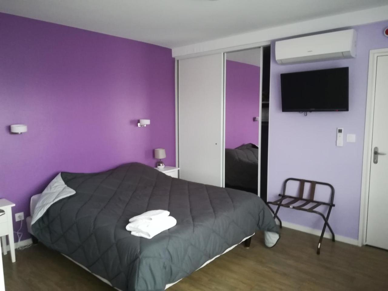 Logis La Rose Des Vents Hotel Volvic Bagian luar foto