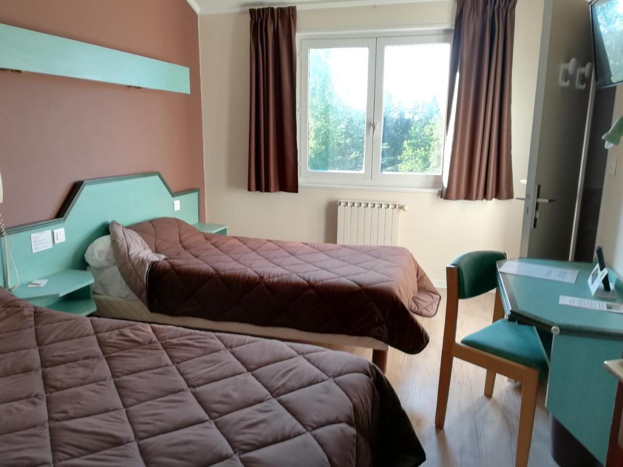 Logis La Rose Des Vents Hotel Volvic Bagian luar foto