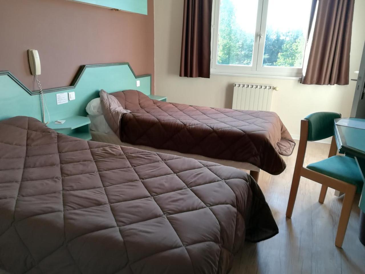 Logis La Rose Des Vents Hotel Volvic Bagian luar foto