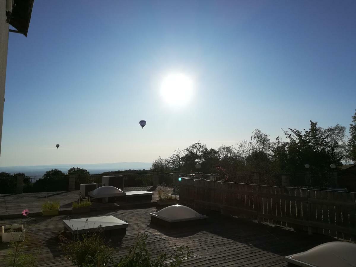 Logis La Rose Des Vents Hotel Volvic Bagian luar foto