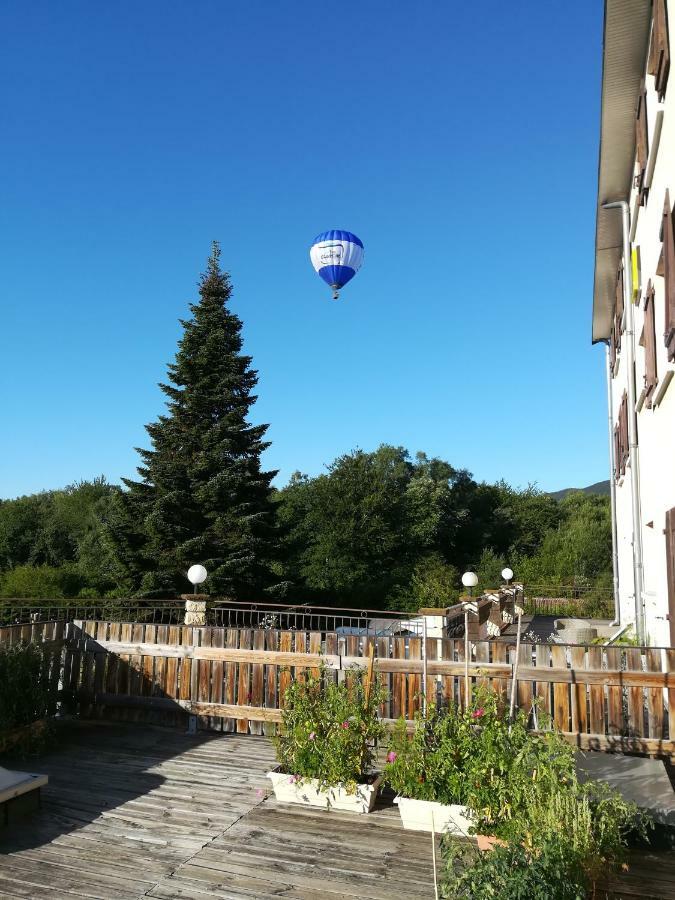 Logis La Rose Des Vents Hotel Volvic Bagian luar foto