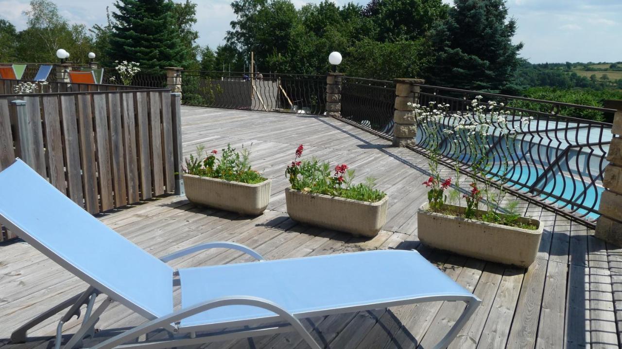 Logis La Rose Des Vents Hotel Volvic Bagian luar foto