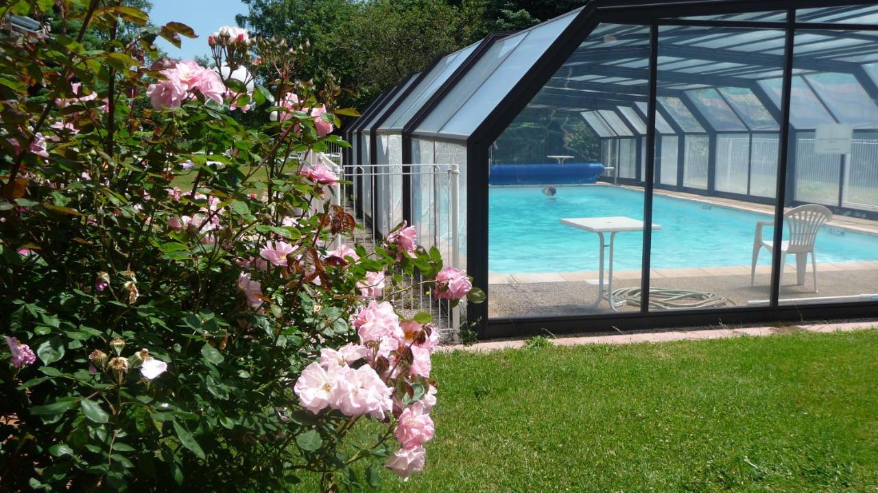 Logis La Rose Des Vents Hotel Volvic Bagian luar foto